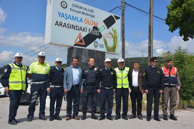 Çorum Polisi Sürücülere Leblebisi İkram Etti