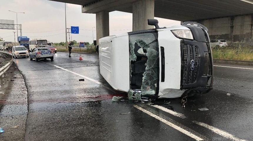 K&ouml;pr&uuml; Ayağına &Ccedil;arpan Kamyonet Devrildi: 1 &Ouml;l&uuml;, 2 Yaralı