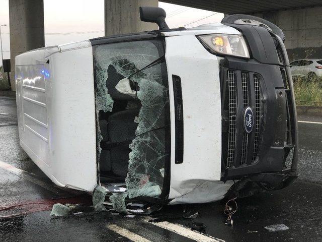 Köprü Ayağına Çarpan Kamyonet Devrildi: 1 Ölü, 2 Yaralı