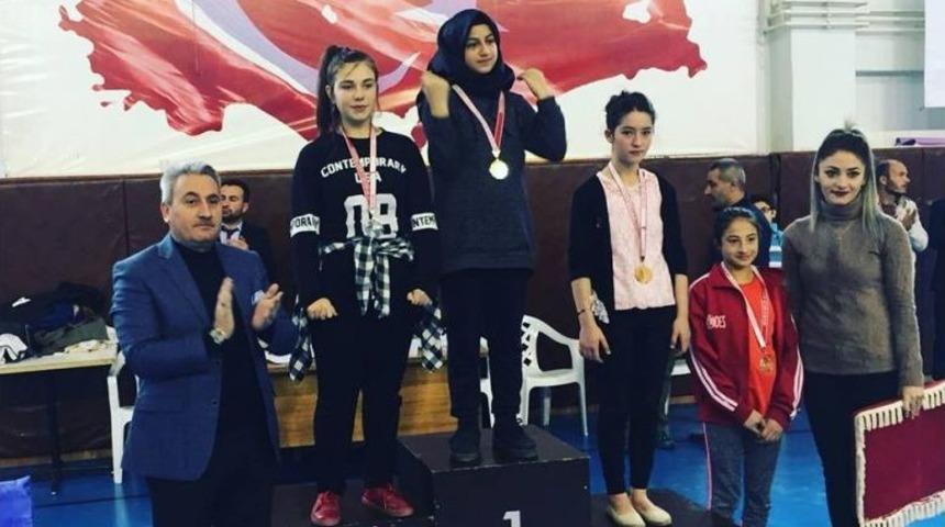 Masa Tenisinde &Ouml;ğretmenleri İ&ccedil;in Yarıştılar