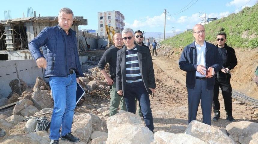 Cizre&rsquo;de Yol &Ccedil;alışmaları S&uuml;r&uuml;yor