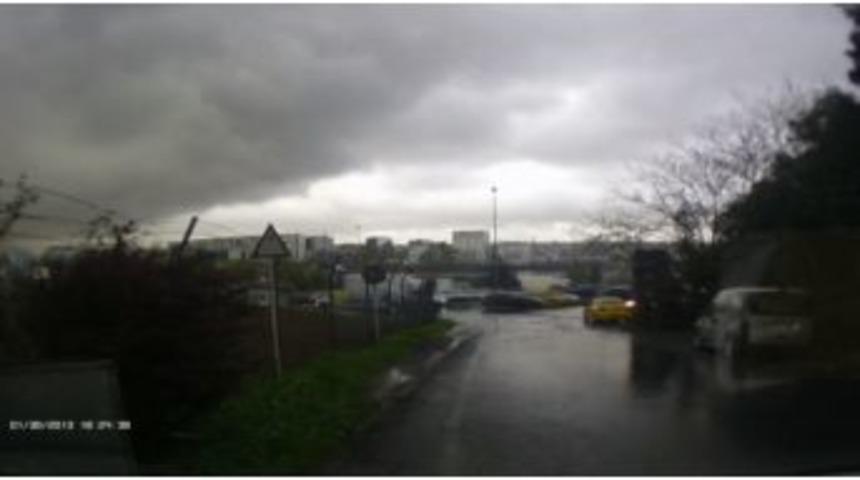 İstanbul&rsquo;u Bir Anda Kara Bulutlar Kapladı