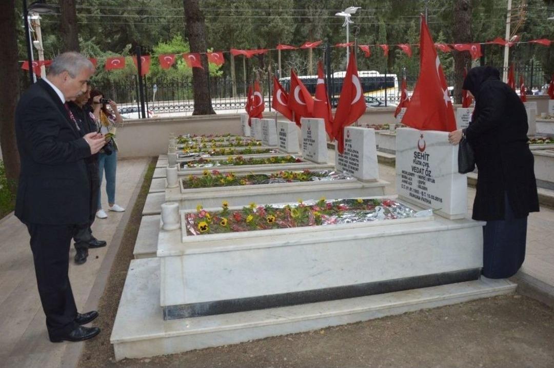 Şehitlikte Duygusal T&ouml;ren