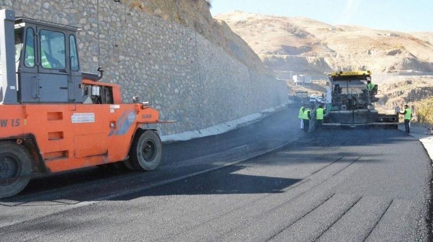 Siirt&rsquo;in Pervari İl&ccedil;esi İlk Kez Sıcak Asfalt G&ouml;rd&uuml;