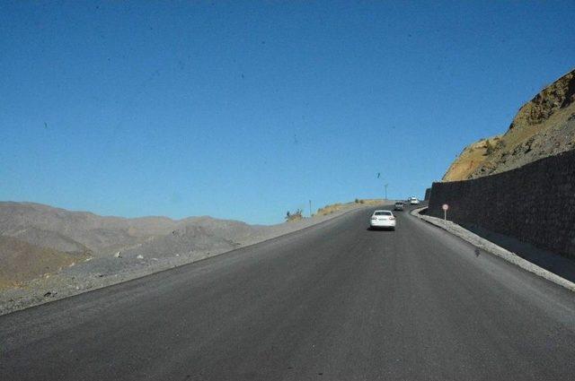Siirt&rsquo;in Pervari İl&ccedil;esi İlk Kez Sıcak Asfalt G&ouml;rd&uuml; 2