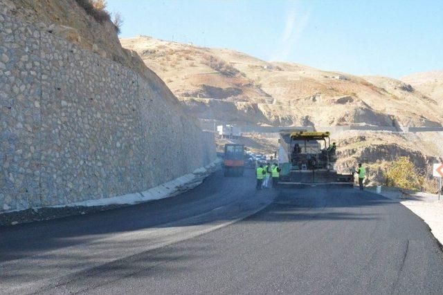 Siirt&rsquo;in Pervari İl&ccedil;esi İlk Kez Sıcak Asfalt G&ouml;rd&uuml; 3
