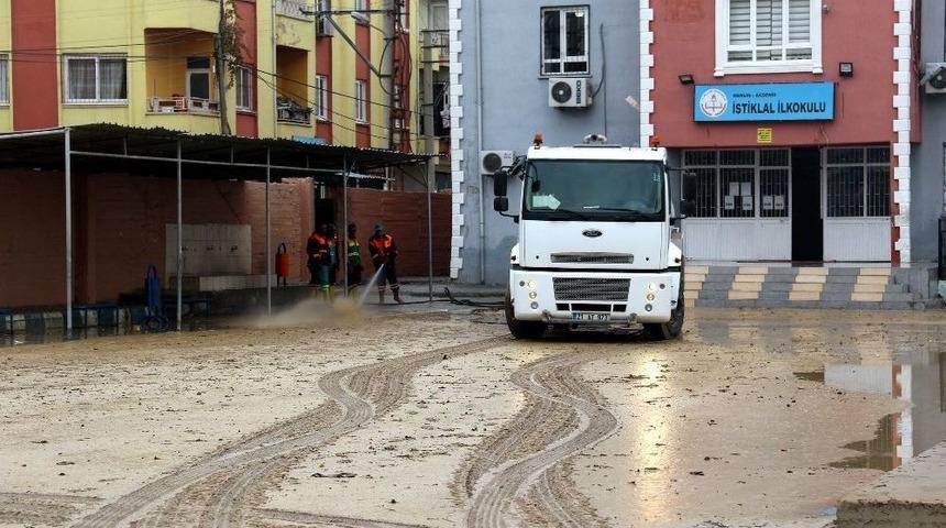Akdeniz Belediyesi, Yağmur Ve Doludan Etkilenen Vatandaşların Yardımına Koştu