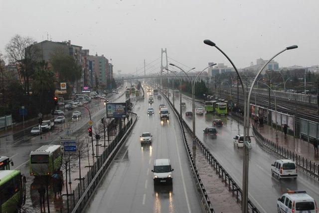 Kocaeli’de Sıcaklar Yerini Sağanak Yağmura Bıraktı