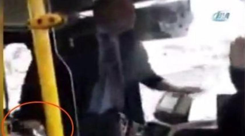 Otob&uuml;s Şof&ouml;r&uuml; Vatandaşlara Bı&ccedil;ak &Ccedil;ekti