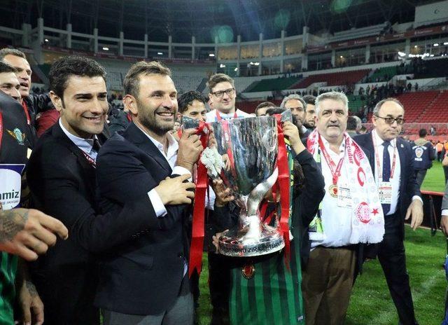 Akhisarspor’un Kupasını Bakan Bak Verdi