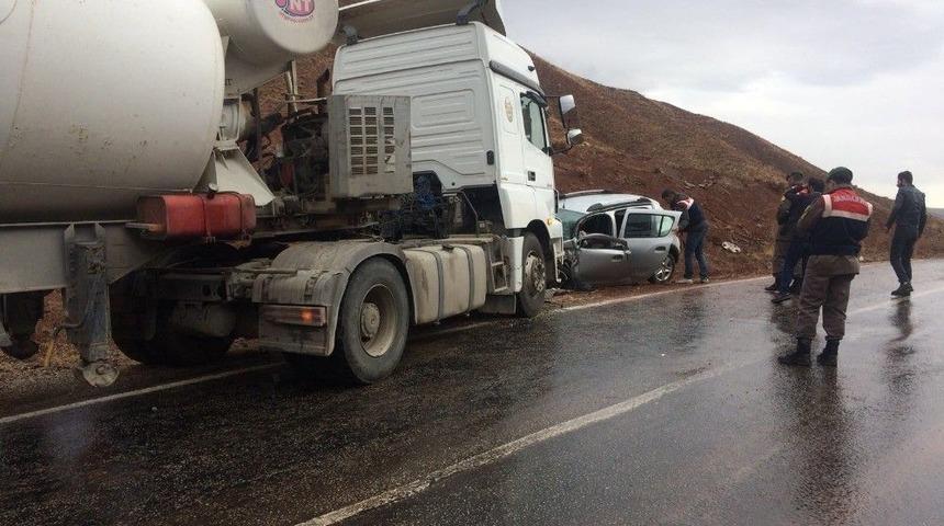 Beton Mikseriyle Otomobil &Ccedil;arpıştı: 1 &Ouml;l&uuml;, 1 Yaralı