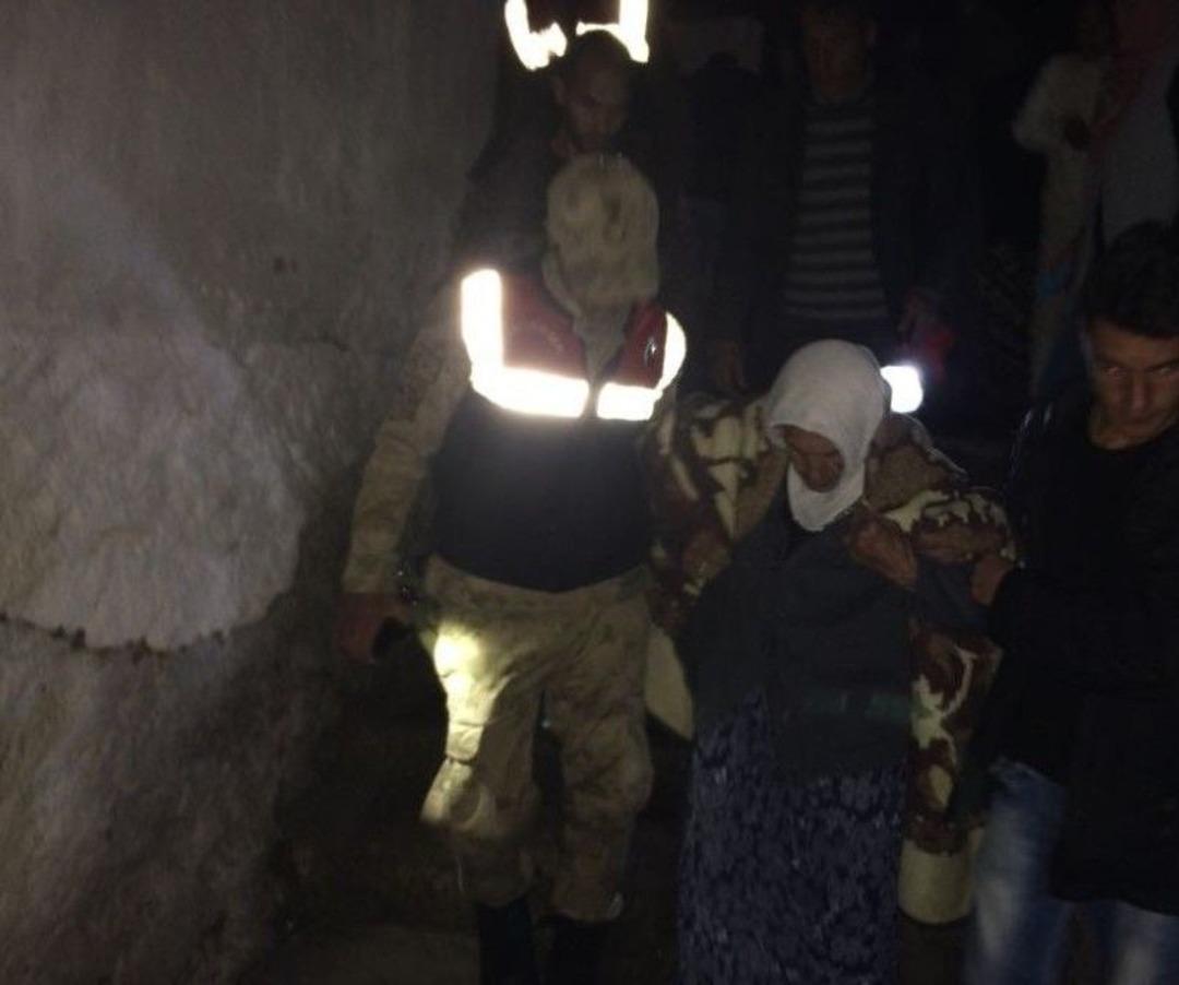 Jandarma 80 Yaşındaki Alzaymır Hastasını Donmak &Uuml;zere İken Buldu