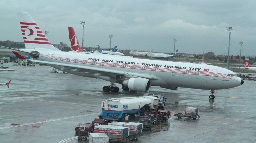 Şiddetli R&uuml;zgardan U&ccedil;aklar Beşik Gibi Sallandı