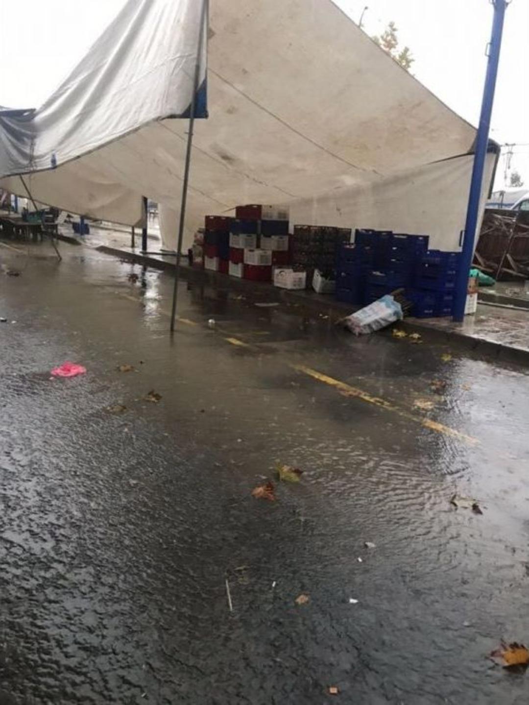 Şiddetli Yağış Pazarcıları Etkiledi