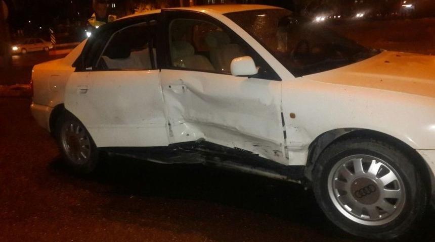 İki Otomobil &Ccedil;arpıştı: 4 Yaralı