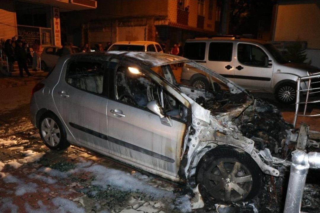 Boşandığı Eşinin Otomobilini Benzin D&ouml;k&uuml;p Yaktı