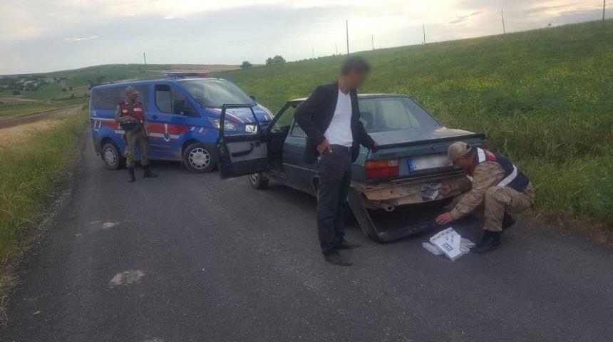 Otomobil Tamponuna Gizlen Ka&ccedil;ak Sigara Ele Ge&ccedil;irdi