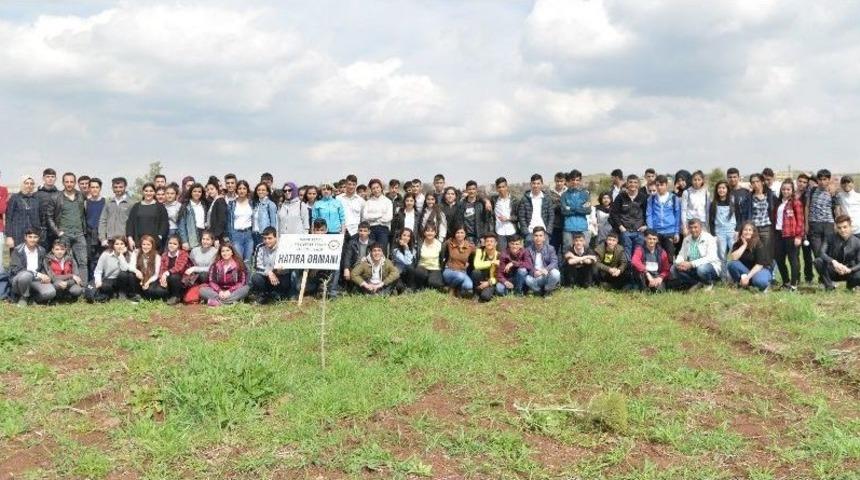 &Ouml;ğrenciler Kent Ormanına Fidan Dikti