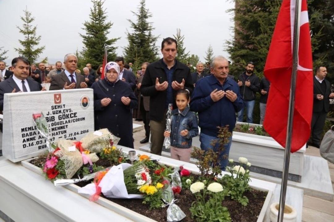 Şehit &Ccedil;ocuklarında Babalarının Mezarlarına Doğum G&uuml;n&uuml; &Ccedil;i&ccedil;ekleri