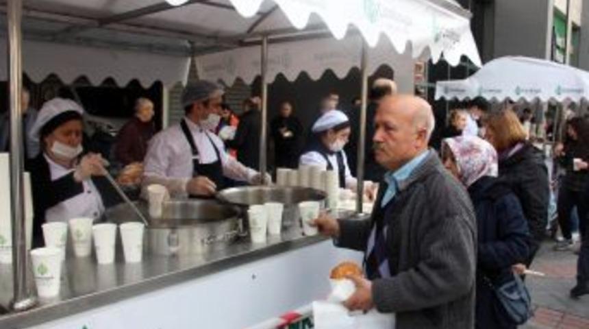 &Ccedil;anakkale Şehitleri Ruhu İ&ccedil;in Bişi Ve Hoşaf Dağıtıldı