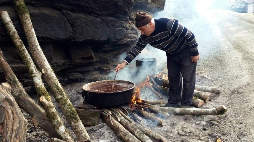 Şifa İ&ccedil;in Pekmez Kazanları Kaynatılıyor