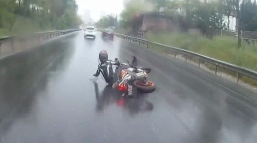 (&ouml;zel) Motosiklet S&uuml;r&uuml;c&uuml;s&uuml;n&uuml;n &Ouml;l&uuml;mden D&ouml;nd&uuml;ğ&uuml; Anlar Kamerada