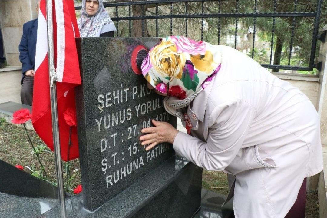 Şehitler G&uuml;n&uuml;&rsquo;nde Şehitlikte Duygu Dolu Anlar