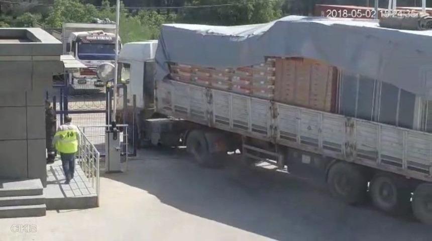 Tuzla&rsquo;da Bir Tır Dolusu Malzemeyi &Ccedil;alan Hırsızlar Kamerada