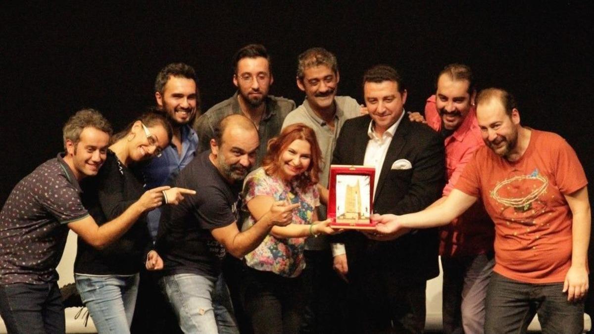 Boz&uuml;y&uuml;k Tiyatro G&uuml;nlerinde Kahkaha Tufanı