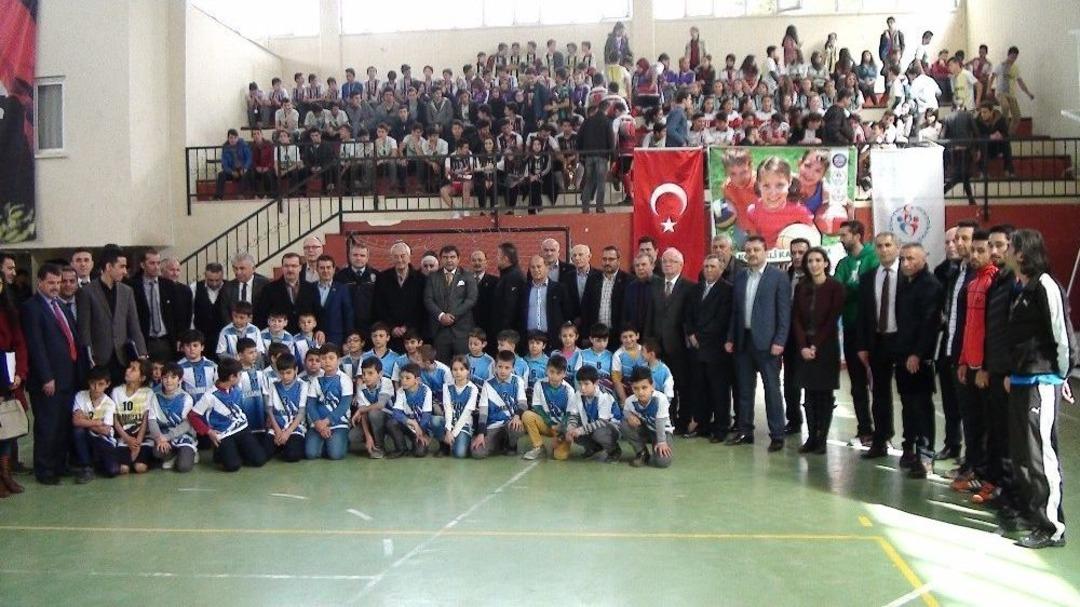 Okullar Arası Spor Faaliyetlerinde &Ouml;d&uuml;ller Dağıtıldı