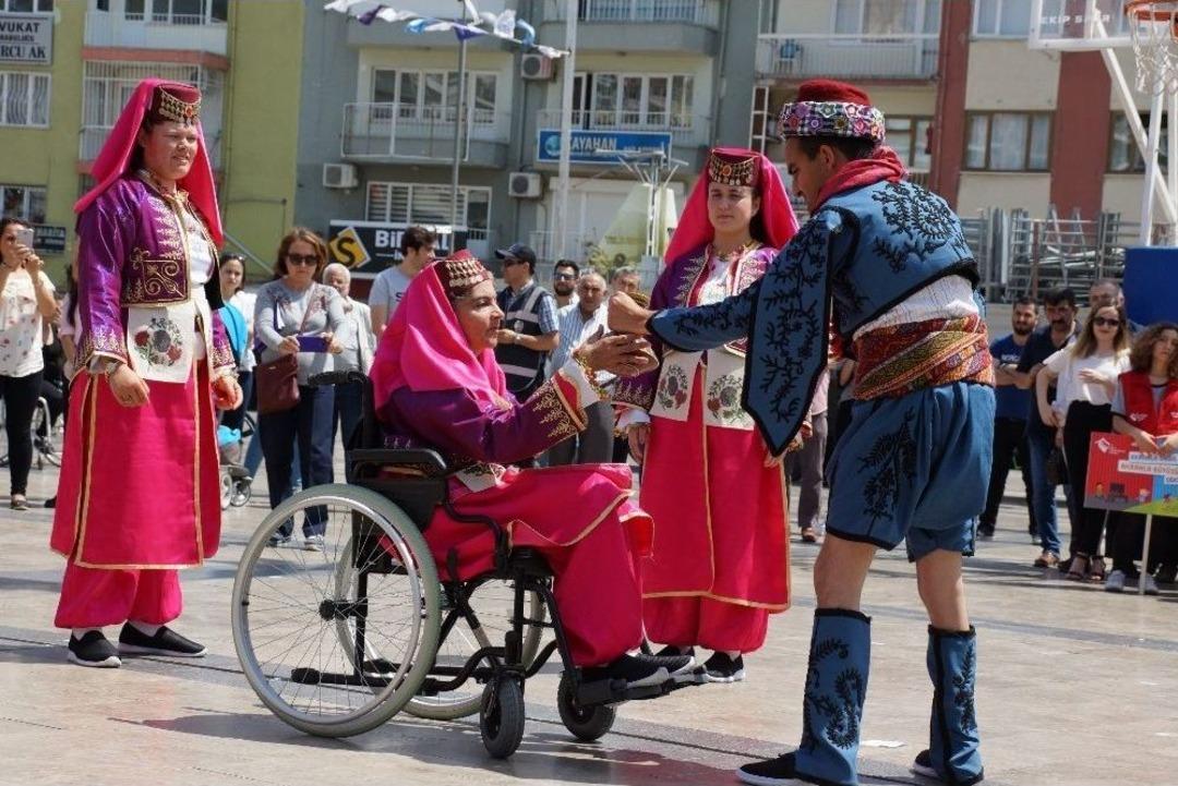 Engelliler H&uuml;nerlerini Sergiledi