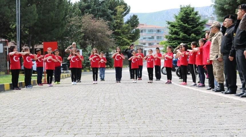&Ouml;ğrencilerden Askerlere İşaret Diliyle İstiklal Marşı S&uuml;rprizi