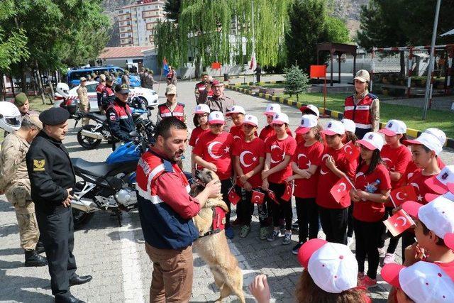 Öğrencilerden Askerlere İşaret Diliyle İstiklal Marşı Sürprizi