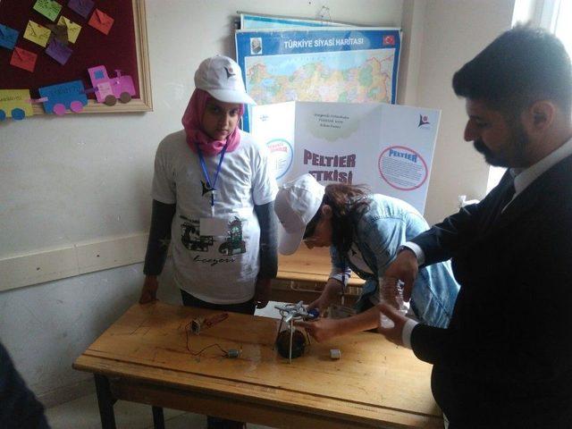 Köy Okulunda Tübitak 4006 Bilim Fuarı Açıldı