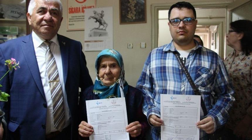 Aş&ccedil;ılık Eğitimi Alan G&ouml;rme Engellilerin Sertifika Heyecanı