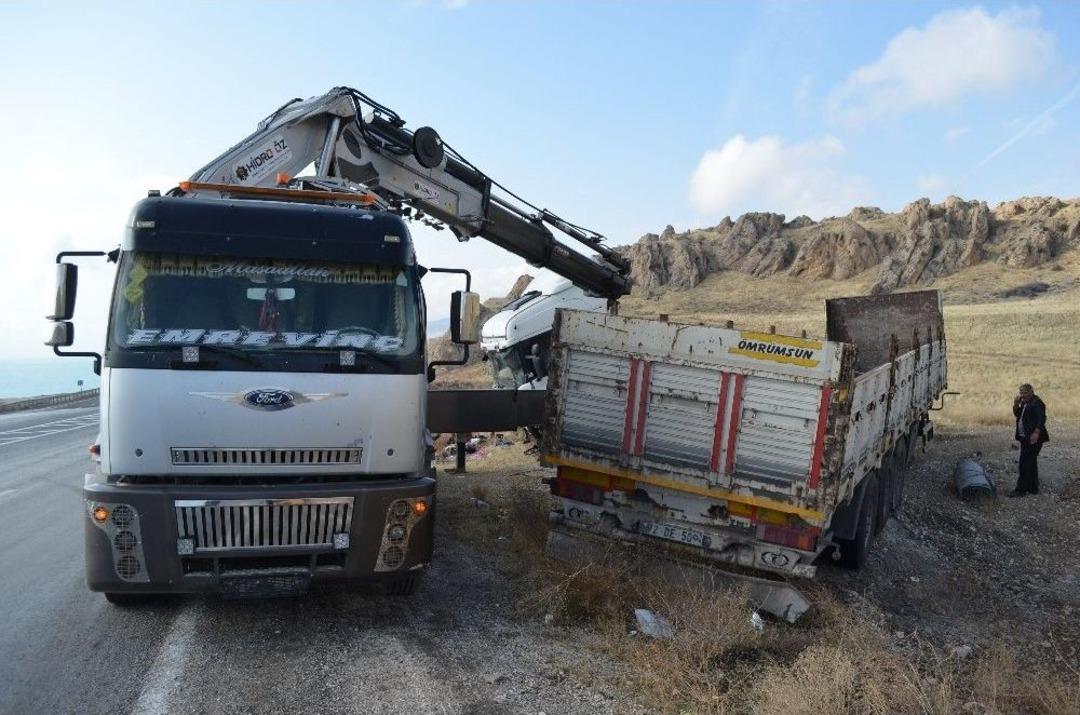 Tırlar Kaza Yaptı, Muzlar Yola Sa&ccedil;ıldı