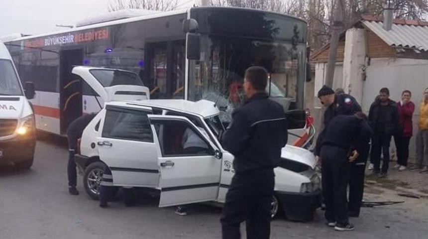 Otob&uuml;sle Otomobil &Ccedil;arpıştı, 1 Kişi Hayatını Kaybetti