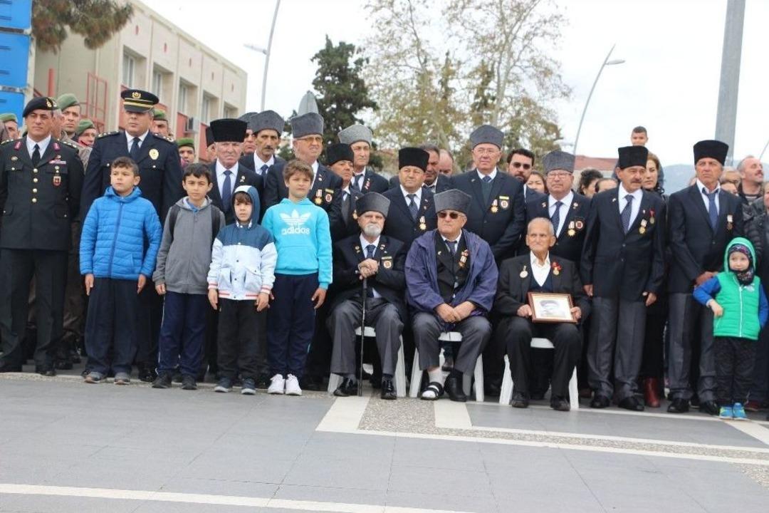 Temsili &Ccedil;anakkale Savaşı Tiyatro Oyunu Ayakta Alkışlandı