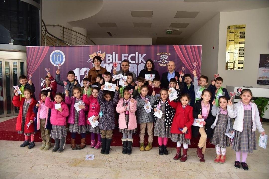 &Ccedil;ocuklara Tiyatro &Ouml;ncesi Horoz Şekeri