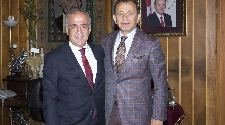 Prof. Dr. Serdar Sevimli Ve Trt T&uuml;rk Halk M&uuml;ziği Sanat&ccedil;ısı Yavuz Değirmenci Rekt&ouml;r &Ccedil;omaklı&rsquo;yı Ziyaret Etti