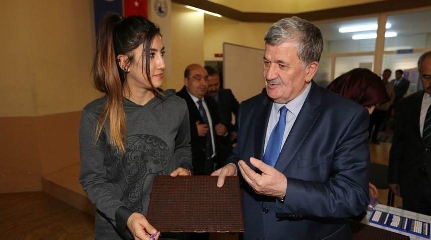 Sosyal Hizmet &Ouml;ğrencilere Kabartma Tablet Dağıtıldı