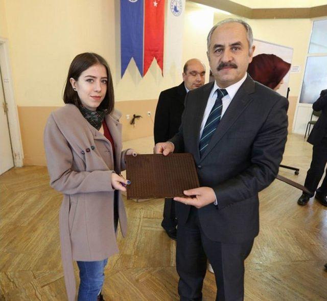 Sosyal Hizmet &Ouml;ğrencilere Kabartma Tablet Dağıtıldı 1