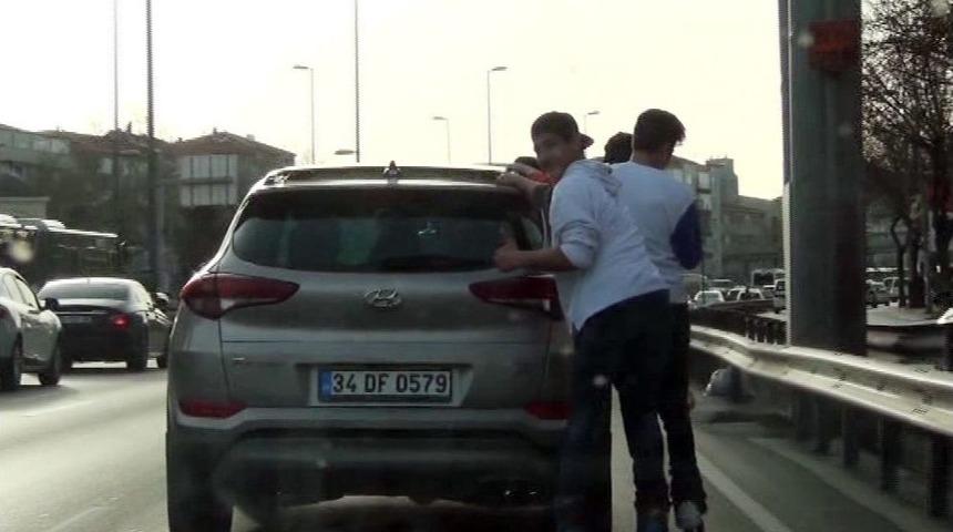 Avcılar&rsquo;da Patenli 3 Gencin Tehlikeli Yolculuğu Kamerada