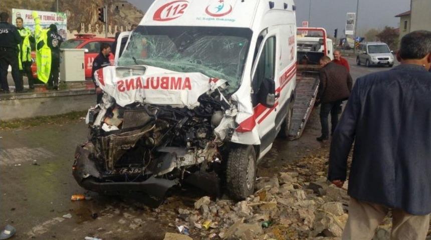 Erzurum&rsquo;da Ambulans Trakt&ouml;rle &Ccedil;arpıştı: 7 Yaralı