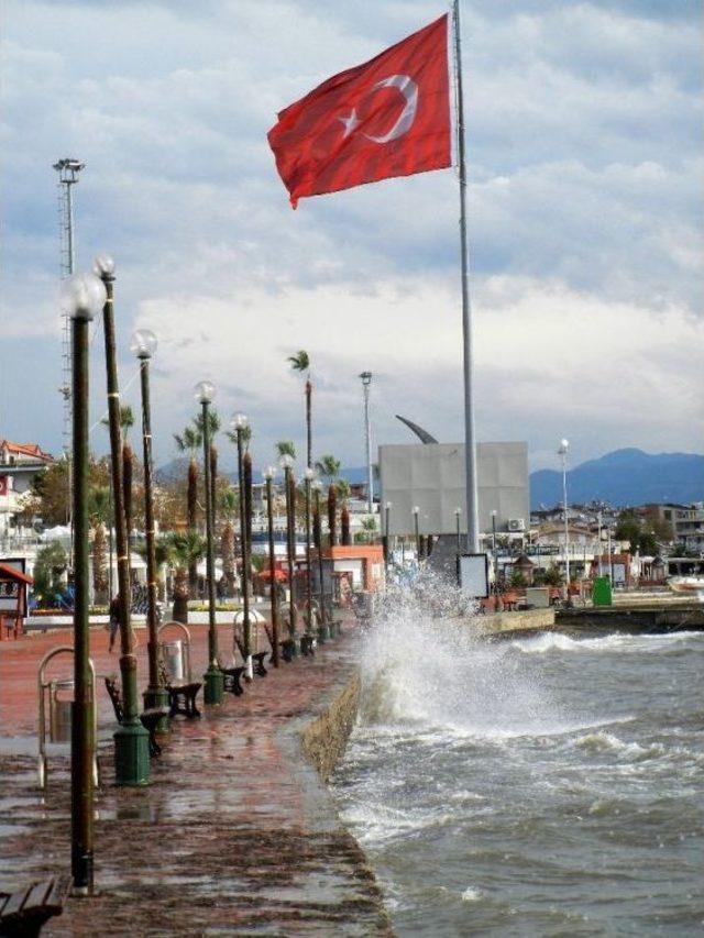 Dev Dalgalar Edremit Sahillerini D&ouml;v&uuml;yor 3