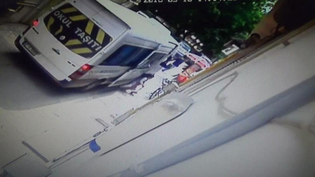 Hareket Halindeki Minib&uuml;sten İnmeye &Ccedil;alışan İlkokul &Ouml;ğrencisi &Ouml;l&uuml;mden D&ouml;nd&uuml;