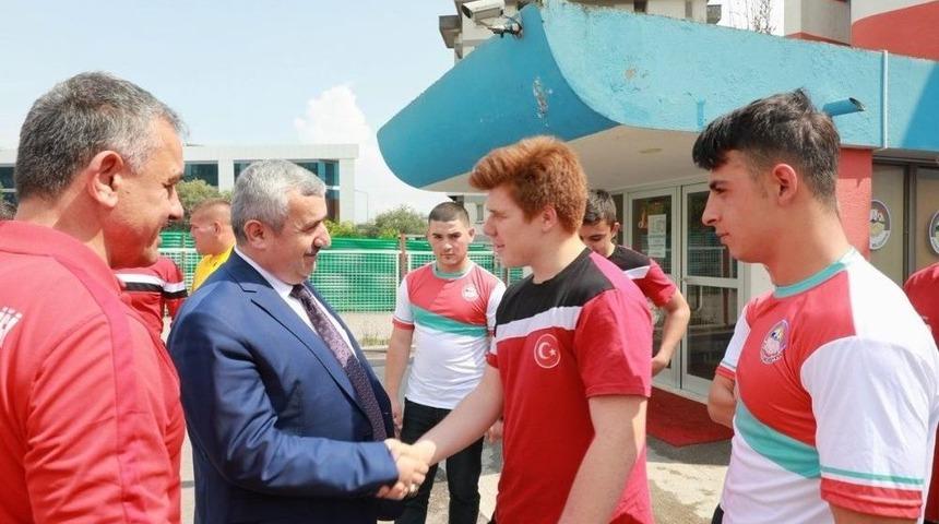 Başkan Baran, K&ouml;rfezli G&uuml;reş&ccedil;ilerden Madalya S&ouml;z&uuml; Aldı