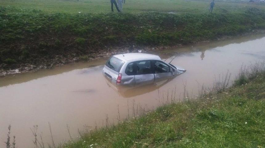 Otomobil Su Kanalına U&ccedil;tu: 2 Yaralı