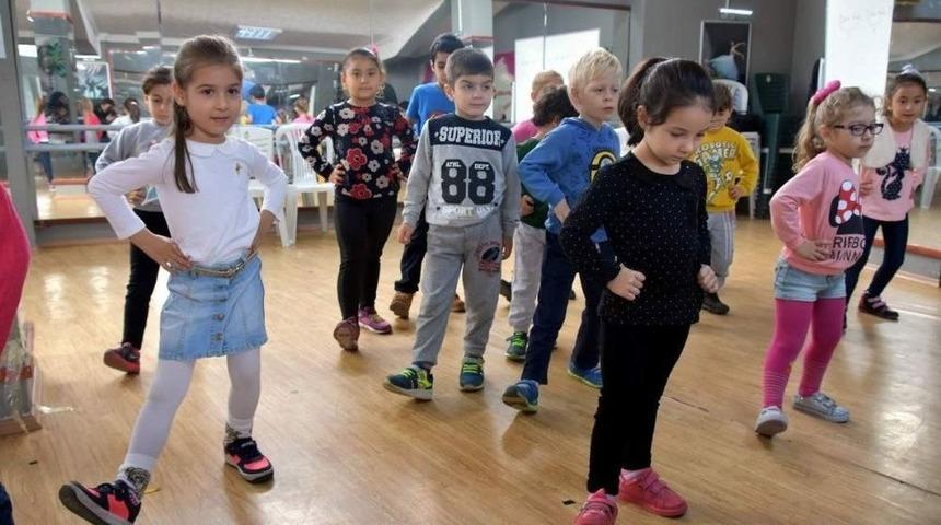 Asev&rsquo;den Miniklere Dans Kursu