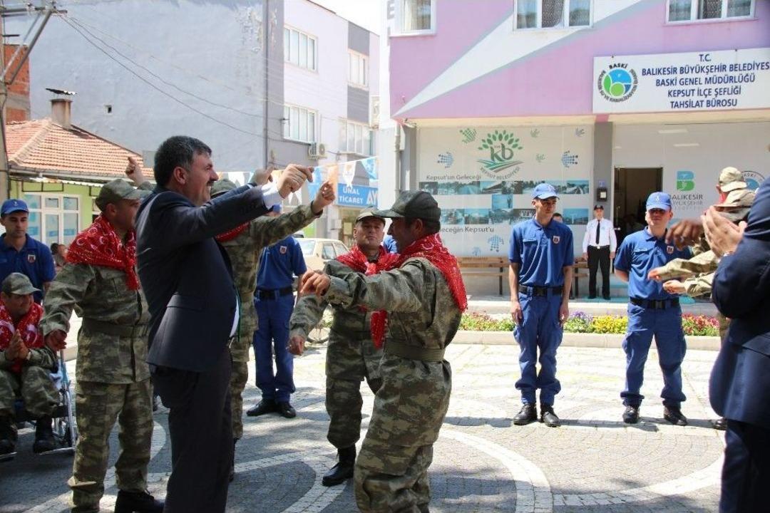 Engelli Askerlere Kına Yakıldı